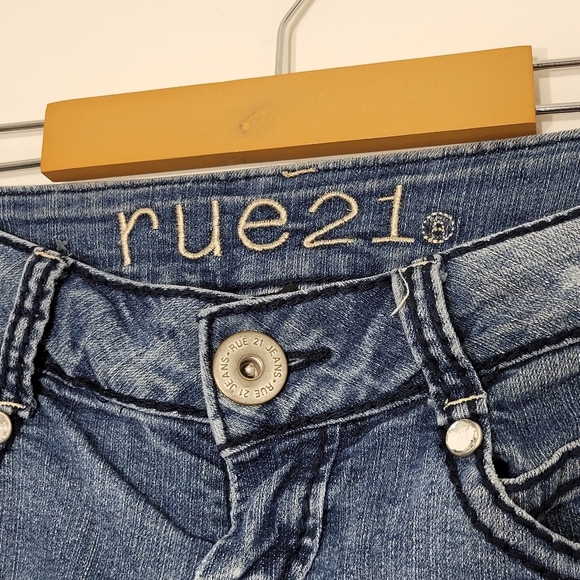 Women's Y2K Rue21 Blue Studded Cropped 3/4 Jeans Gem Pockets Classic Denim 1/2 - Picture 2 of 10